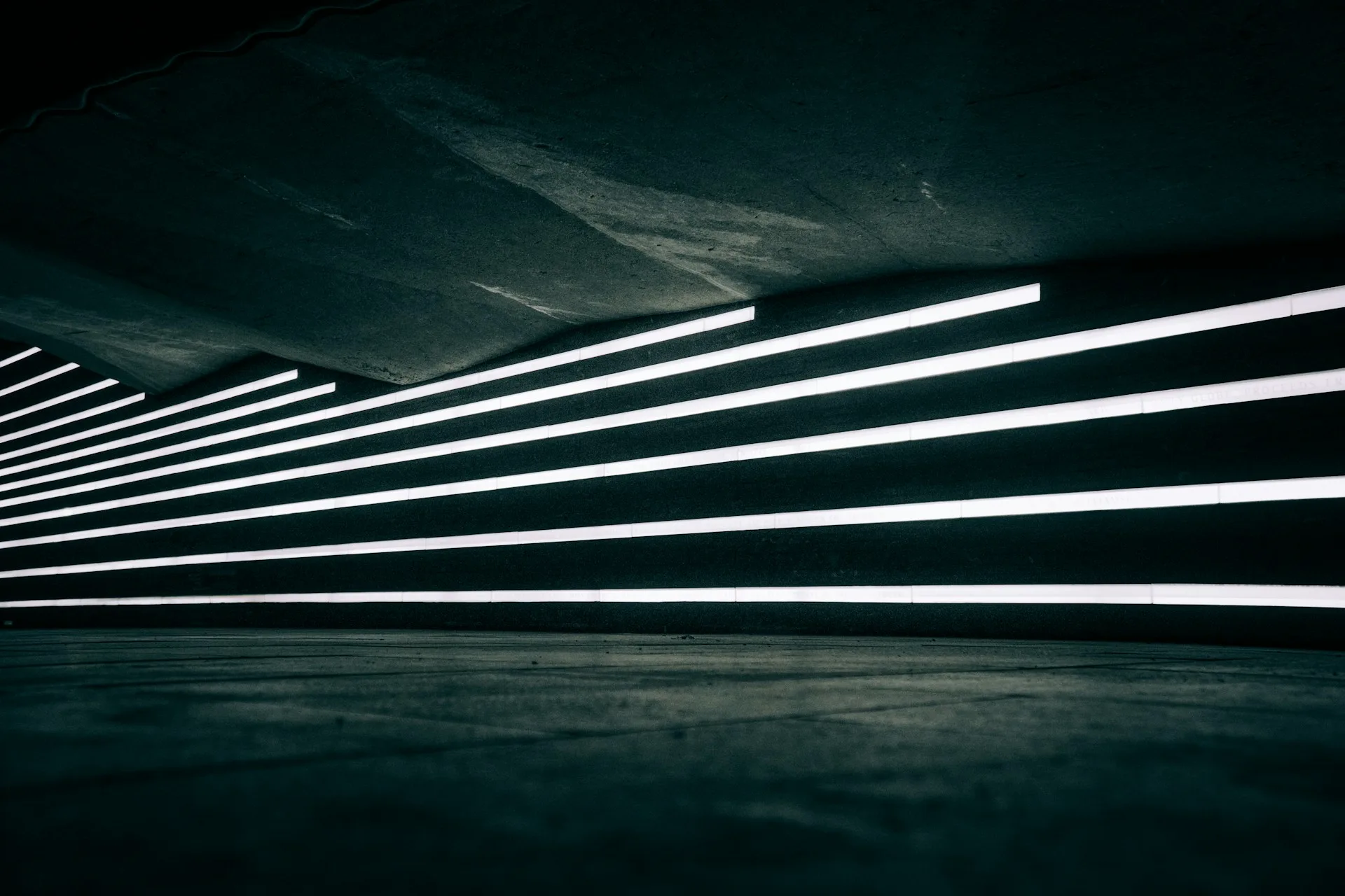 Linie oświetlenia LED w ciemnym wnętrzu architektonicznym