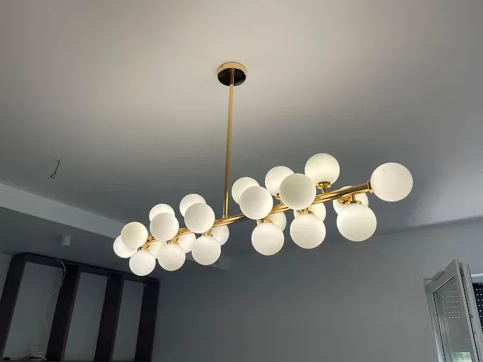 Lampa mosiężna w strefie jadalni